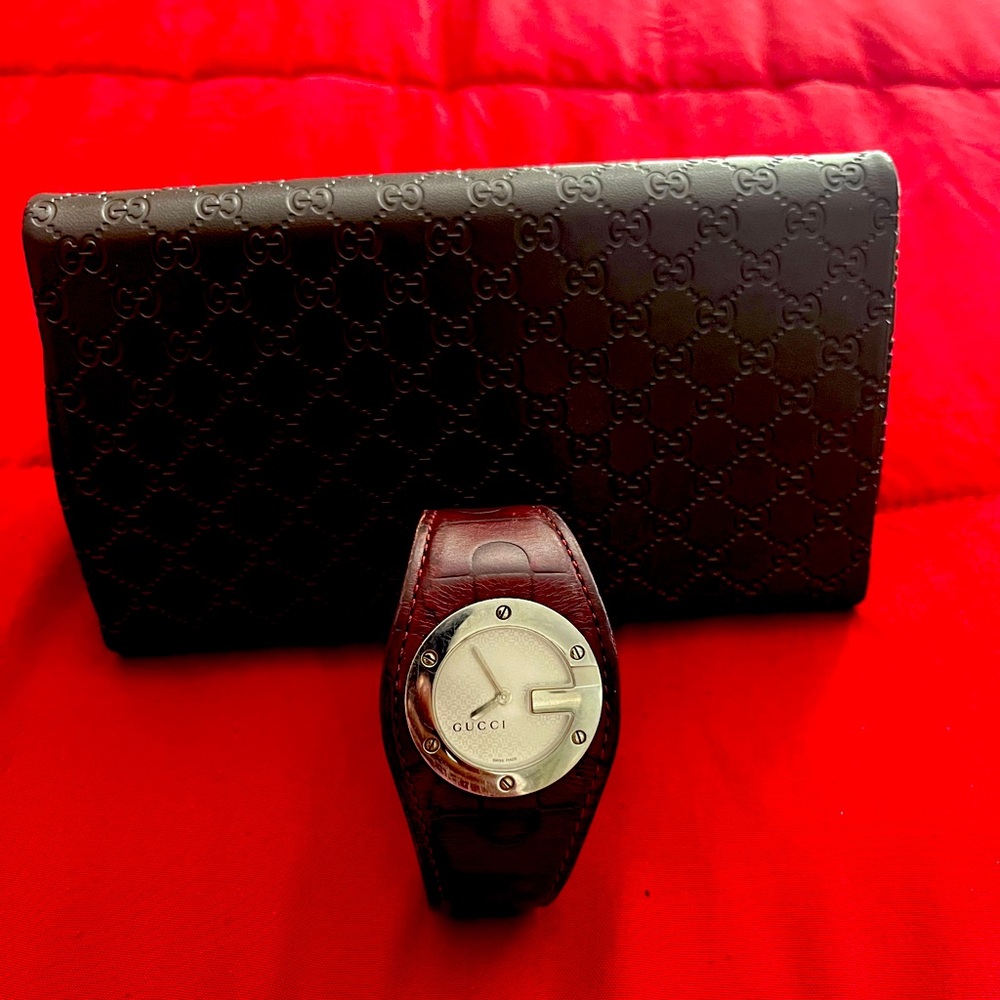Brown Gucci watch